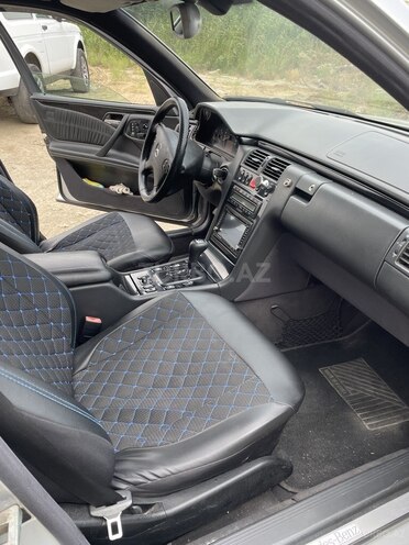 Mercedes E 320 2001, 227,674 km - 3.2 l - Bakı