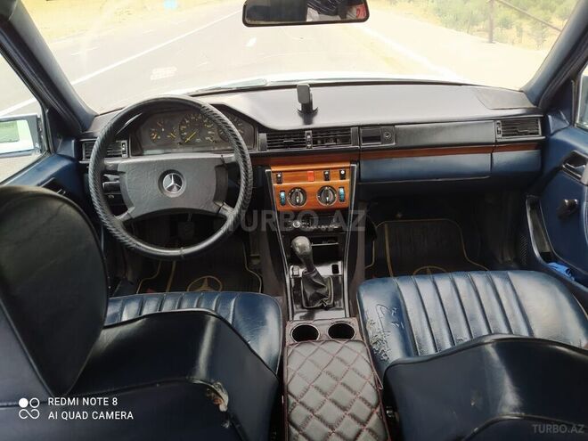 Mercedes E 250 1991, 256,000 km - 2.5 l - Bakı