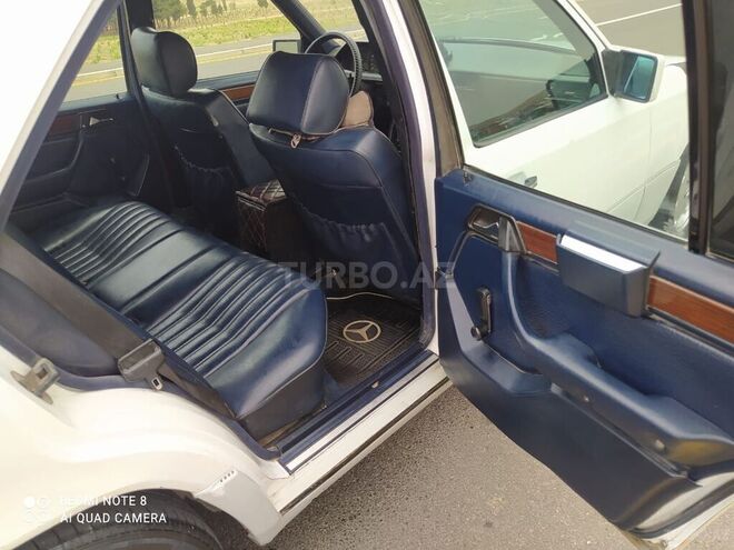 Mercedes E 250 1991, 256,000 km - 2.5 l - Bakı