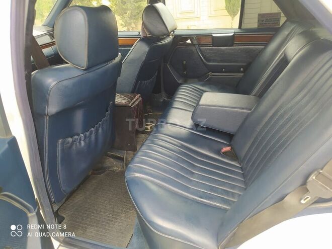 Mercedes E 250 1991, 256,000 km - 2.5 l - Bakı