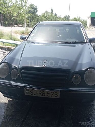 Mercedes E 240 2001, 390,000 km - 2.4 l - Füzuli