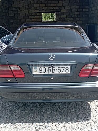 Mercedes E 240 2001, 390,000 km - 2.4 l - Füzuli
