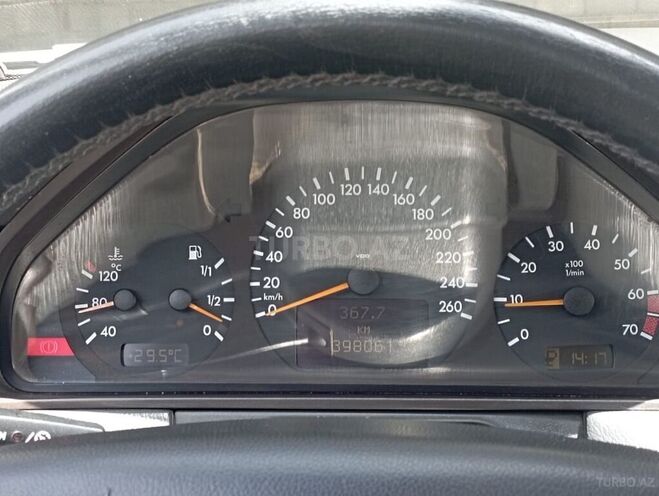 Mercedes E 240 2001, 390,000 km - 2.4 l - Füzuli
