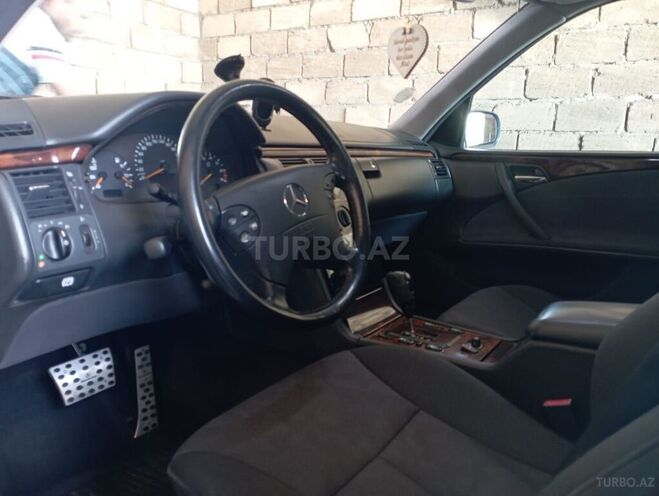 Mercedes E 240 2001, 390,000 km - 2.4 l - Füzuli