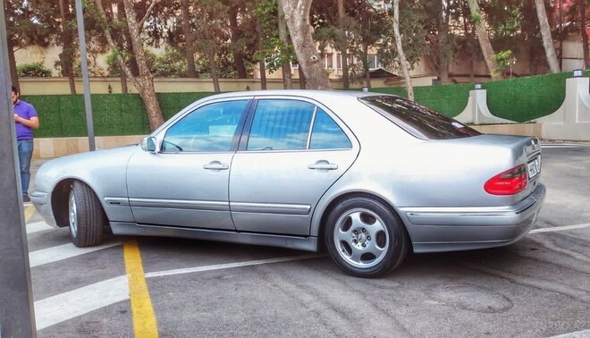 Mercedes E 240 2000, 439,000 km - 2.6 l - Bakı