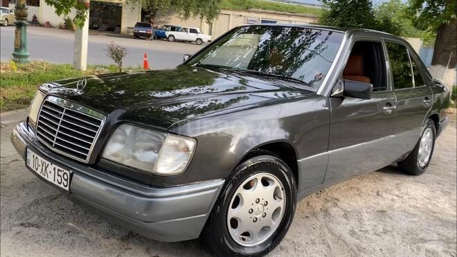 Mercedes E 220 1993, 402,000 km - 2.2 л - Bakı
