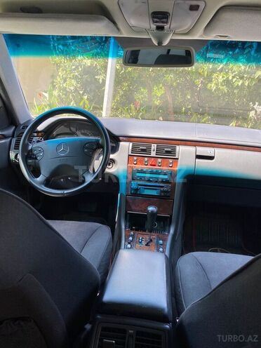 Mercedes E 220 2000, 310,000 km - 2.2 л - Bakı