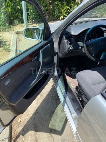 Mercedes E 220 2000, 310,000 km - 2.2 л - Bakı