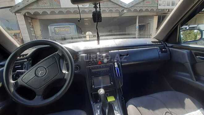 Mercedes E 220 1999, 350,000 km - 2.2 l - Qazax