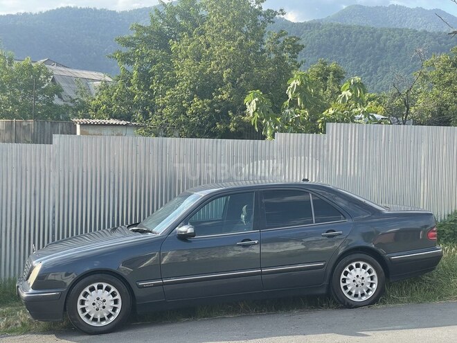 Mercedes E 240 2000, 299,478 km - 2.6 л - Biləsuvar
