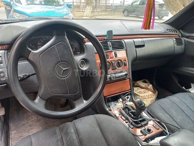 Mercedes E 200 1997, 236,000 km - 2.0 l - Bakı