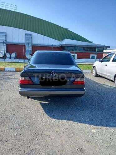 Mercedes E 220 1993, 300,000 km - 2.2 л - Qəbələ