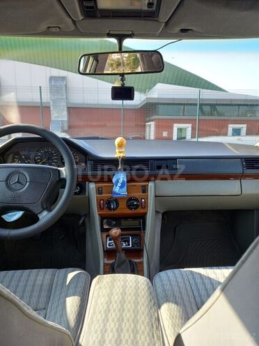 Mercedes E 220 1993, 300,000 km - 2.2 л - Qəbələ