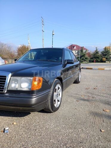 Mercedes E 220 1993, 300,000 km - 2.2 л - Qəbələ
