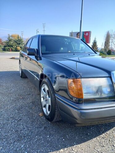 Mercedes E 220 1993, 300,000 km - 2.2 л - Qəbələ