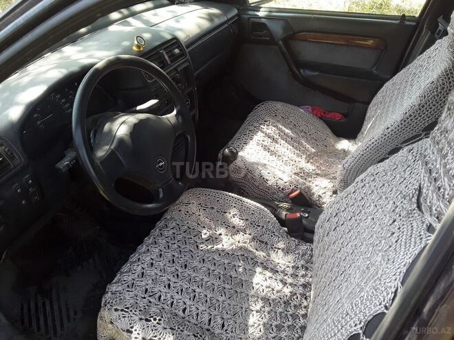 Opel Vectra 1994, 588,000 km - 2.0 l - Qax