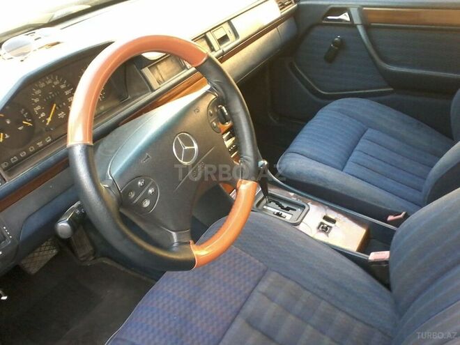 Mercedes E 260 1991, 235,680 km - 2.6 л - Bakı