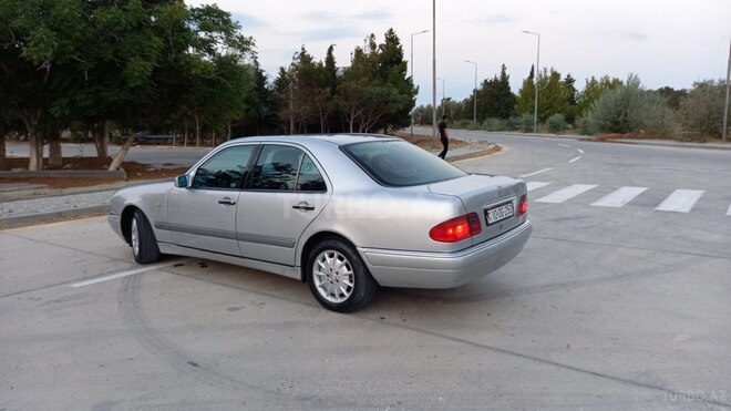 Mercedes E 240 1999, 220,000 km - 2.4 l - Sumqayıt
