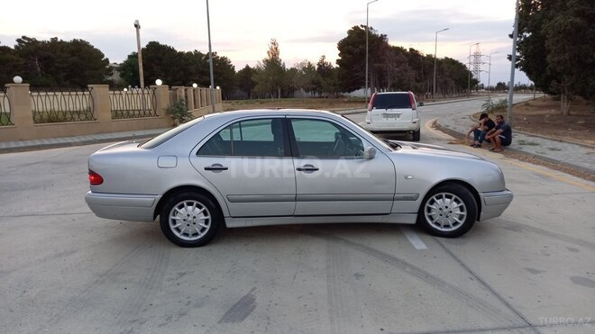 Mercedes E 240 1999, 220,000 km - 2.4 l - Sumqayıt