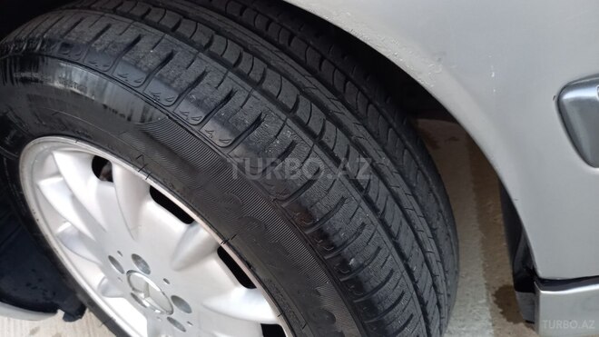 Mercedes E 240 1999, 220,000 km - 2.4 l - Sumqayıt