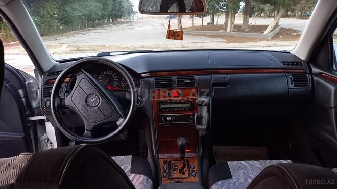 Mercedes E 240 1999, 220,000 km - 2.4 l - Sumqayıt