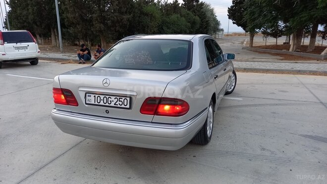 Mercedes E 240 1999, 220,000 km - 2.4 l - Sumqayıt