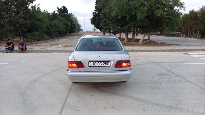 Mercedes E 240 1999, 220,000 km - 2.4 l - Sumqayıt