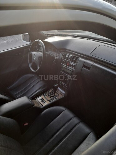 Mercedes E 220 2001, 318,000 km - 2.2 l - Bakı