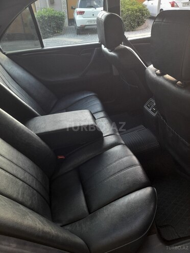 Mercedes E 220 2001, 318,000 km - 2.2 l - Bakı