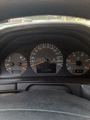 Mercedes E 220 2001, 318,000 km - 2.2 l - Bakı