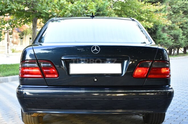 Mercedes E 240 2001, 395,872 km - 2.6 l - İmişli
