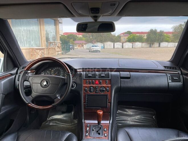 Mercedes E 240 1998, 328,000 km - 2.4 l - Sumqayıt