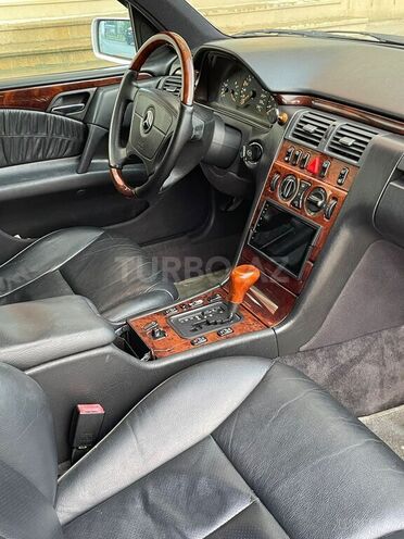 Mercedes E 240 1998, 328,000 km - 2.4 l - Sumqayıt