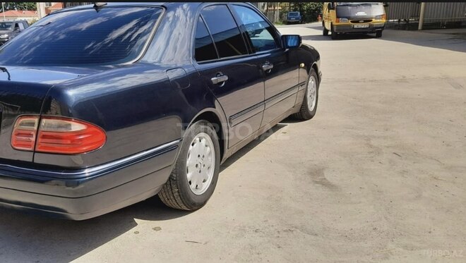 Mercedes E 240 1998, 406,000 km - 2.4 l - Qusar