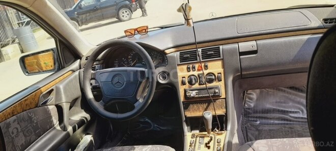 Mercedes E 240 1998, 406,000 km - 2.4 l - Qusar