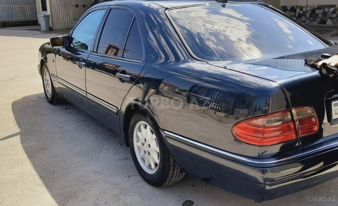 Mercedes E 240 1998, 406,000 km - 2.4 l - Qusar