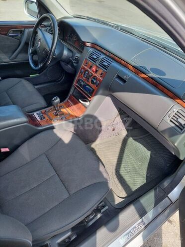 Mercedes E 270 1999, 269,000 km - 2.7 l - Gəncə