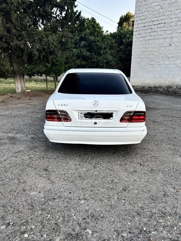 Mercedes E 220 2000, 450,000 km - 2.2 l - Ucar