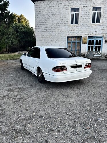Mercedes E 220 2000, 450,000 km - 2.2 l - Ucar