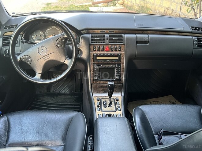 Mercedes E 320 2002, 282,000 km - 3.2 l - Quba