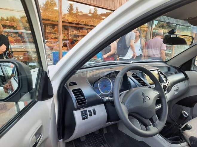 Mitsubishi L200 2009, 184,000 km - 2.5 l - Bakı