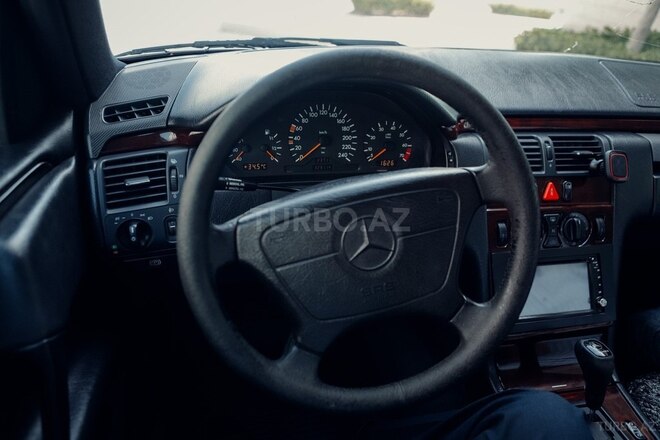 Mercedes E 200 1996, 329,120 km - 2.0 l - Bakı