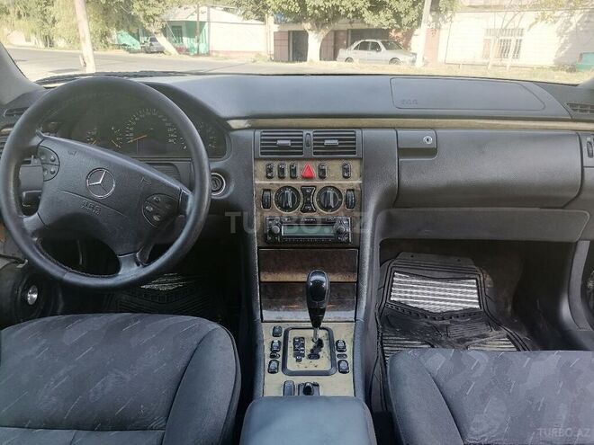 Mercedes E 240 2001, 308,000 km - 2.6 л - Göyçay