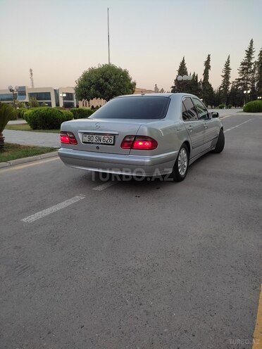 Mercedes E 220 2001, 235,000 km - 2.2 l - Saatlı