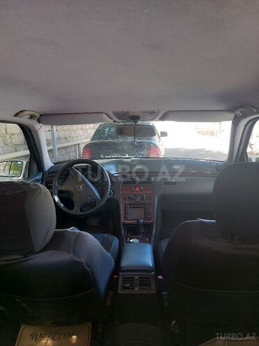 Mercedes E 220 2001, 180,000 km - 2.2 l - Bakı