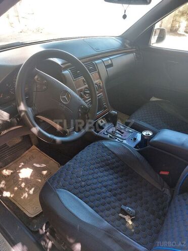 Mercedes E 220 2001, 180,000 km - 2.2 l - Bakı
