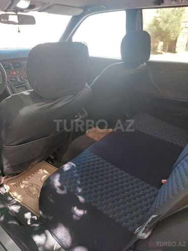 Mercedes E 220 2001, 180,000 km - 2.2 l - Bakı