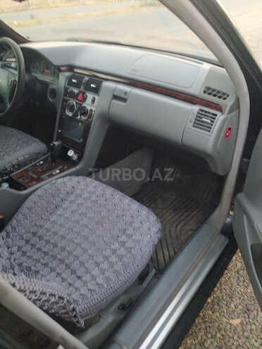 Mercedes E 220 2000, 584,621 km - 2.2 л - Tovuz
