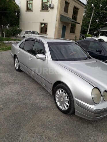 Mercedes E 200 2001, 320,200 km - 2.0 l - Bərdə
