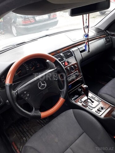 Mercedes E 200 2001, 320,200 km - 2.0 l - Bərdə